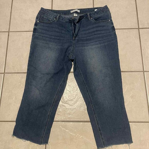 C Est 1946‎ Denim Jeans Women's  20W Blue Mid Rise Crop Comfort Stretch Pockets - Picture 1 of 5